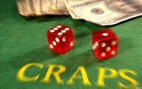 Bàn baccarat live casino với dealer thật phát sóng trực tiếp
